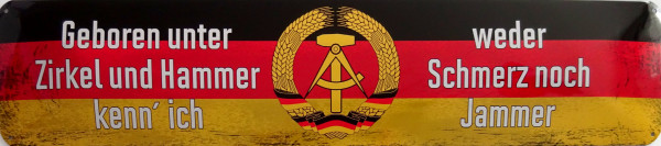 Straßenschild Geboren unter Zirkel und Hammer kenn ich weder Schmerz noch Jammer