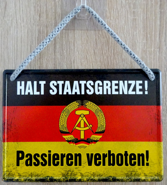 Hängeschild - Halt Staatsgrenze - passieren verboten