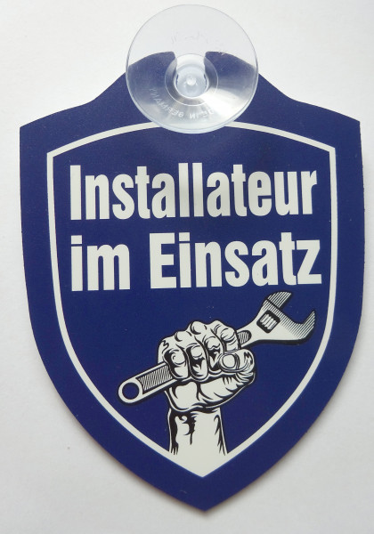 Schild mit Saugnapf - Installateur im Einsatz