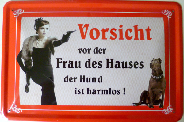 Blechschild Vorsicht Frau des Hauses Hund