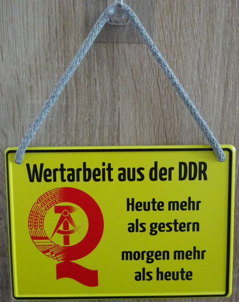 Hängeschild - Wertarbeit aus der DDR - heute mehr als gestern - morgen mehr als heute